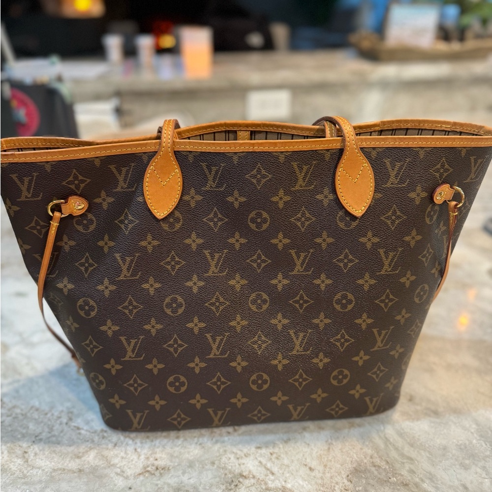 Beautiful gently used Louis Vuitton Neverful Purse!